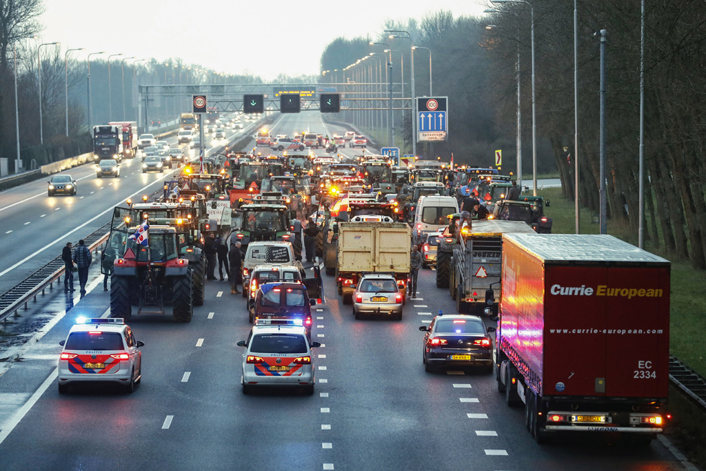 Landwirte blockieren mit ihren Traktoren die A9 im Norden von Amsterdam (Bild: Koen Van Weel/ANP/AFP)