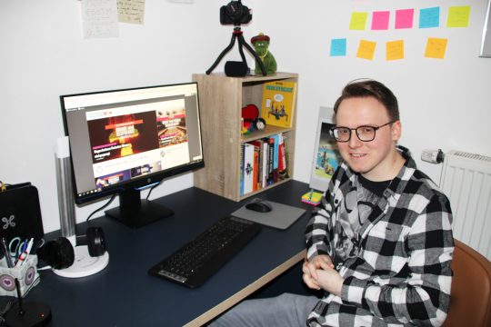 Michael Klütgens steckt hinter "Ostbelgistan Daily" (Bild: Sarah Dederichs/BRF)