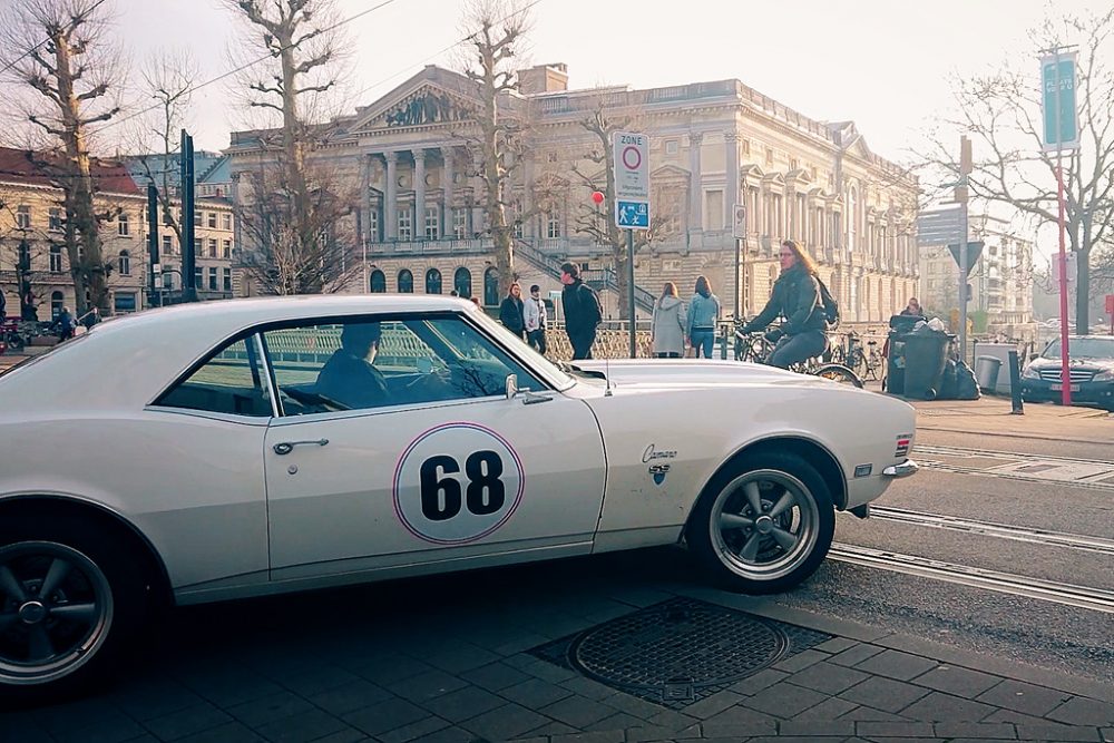 Oldtimerfahrer protestieren in Gent gegen die neue Niedrig-Emissionszone (Bild: Jonas D'Hollander/Belga)