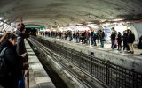 Pendler stehen an einem Pariser U-Bahnhof