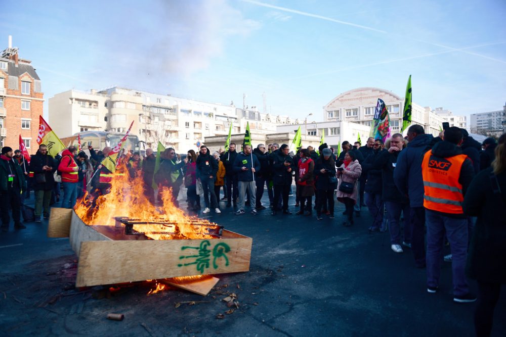 Streikende an der Gare de Lyon in Paris (Bild: Martin Bureau/AFP)