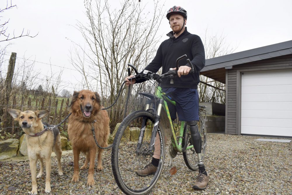 Pascal Fickers ist täglich mit dem Rad unterwegs (Bild: Raffaela Schaus/BRF)