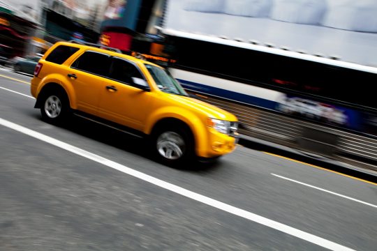 SUV in der Innenstadt (Illustrationsbild: Bildagentur PantherMedia/ArenaCreative