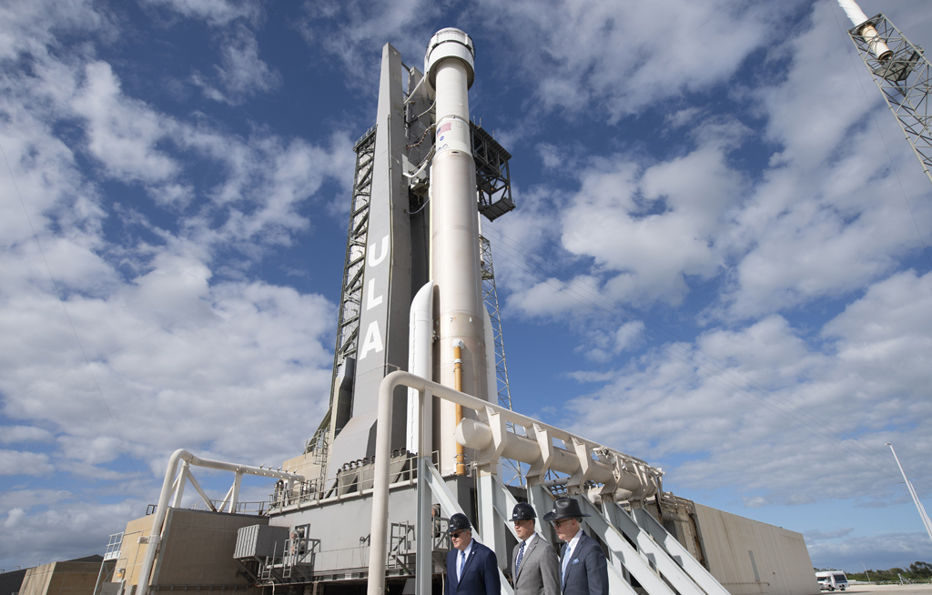 Die Atlas-V-Rakete mit dem Raumschiff "Starliner" an Bord vor dem Start am 19. Dezember (Bild: Joel Kowsky/Nasa/AFP)