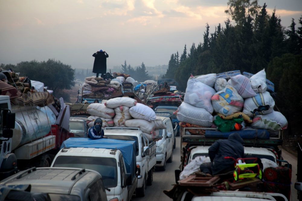 Syrische Familien auf dem Weg zur türkisch-syrischen Grenze (Bild: Aaref Watad/AFP)