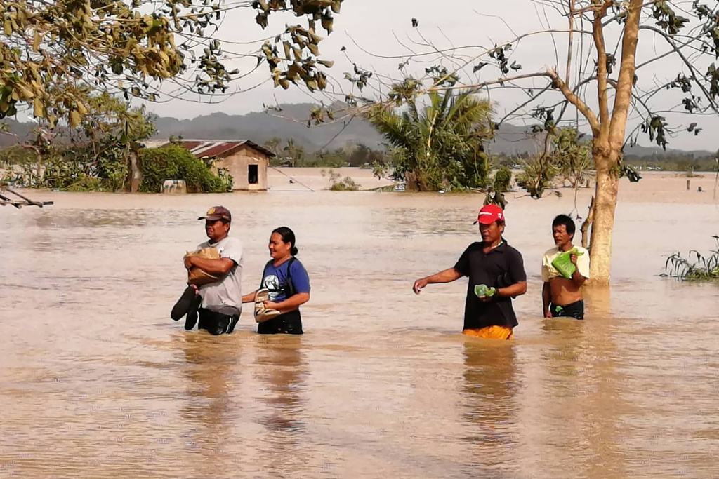 Überschwemmungen nach dem Taifun "Phanfone" auf den Philippinen