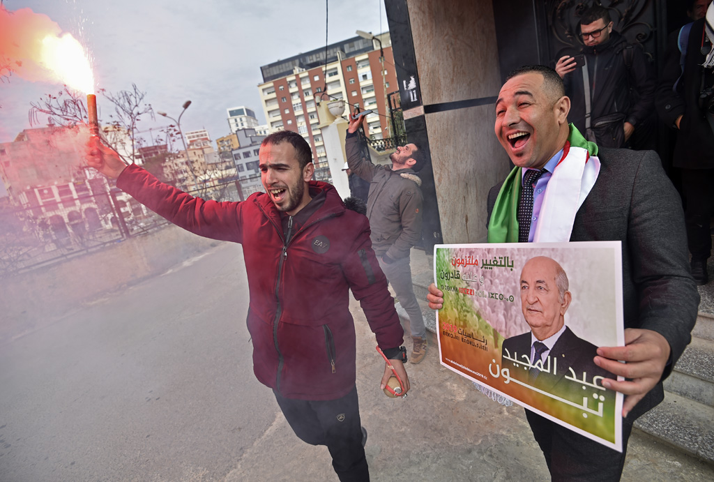 Anhänger von Abdelmadjid Tebboune in Algier (Bild: Ryad Kramdi/AFP)