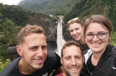 Corentin Tonneau mit Freunden am Wasserfall San Rafael in Ecuador (Bild: privat)