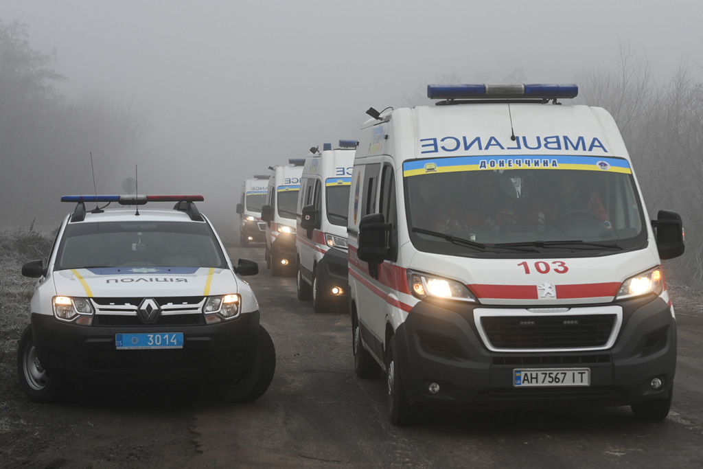 Vor dem Gefangenenaustausch: Rettungswagen in Odradivka (Bild: Genya Savilov/AFP)