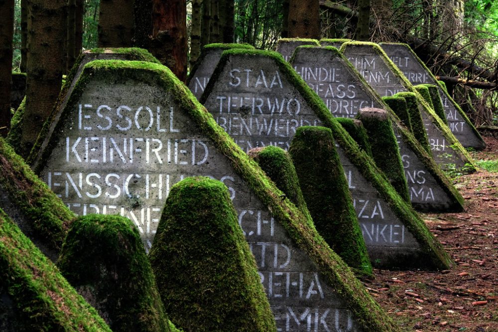 Drachenzähne der Höckerlinie des Westwalls - Bild aus dem Buch "Der Wall der Eifel" von Peter Stollenwerk (GEV)