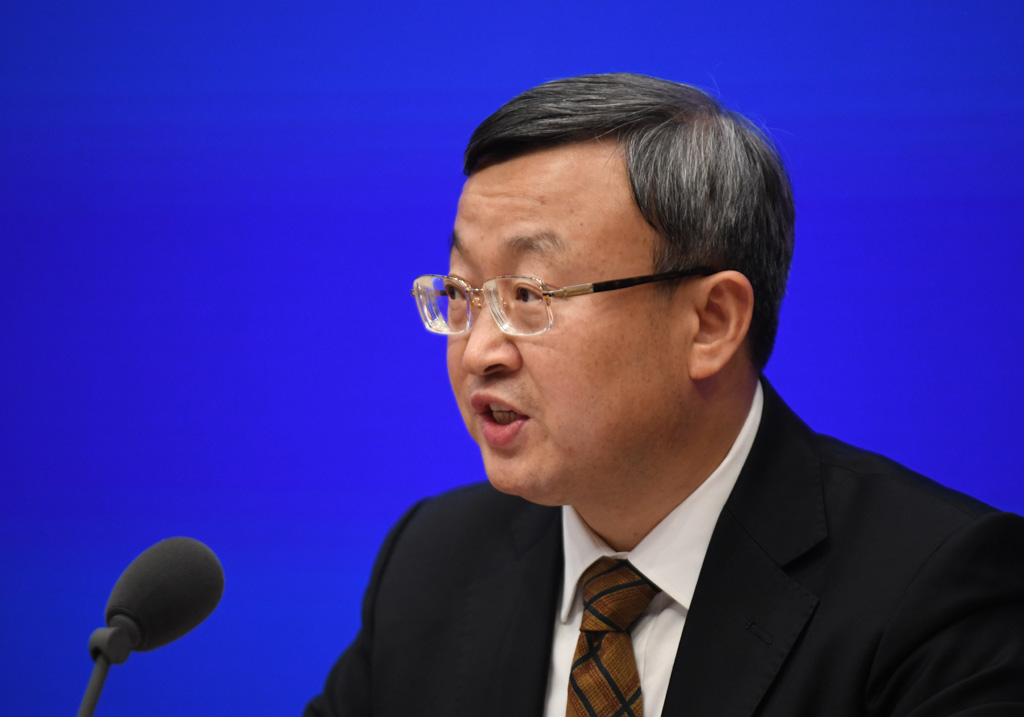 Chinas Vize-Handelsminister Wang Shouwen kündigt ein Teil-Abkommen im Handelsstreit an (Bild: Noel Celis/AFP)