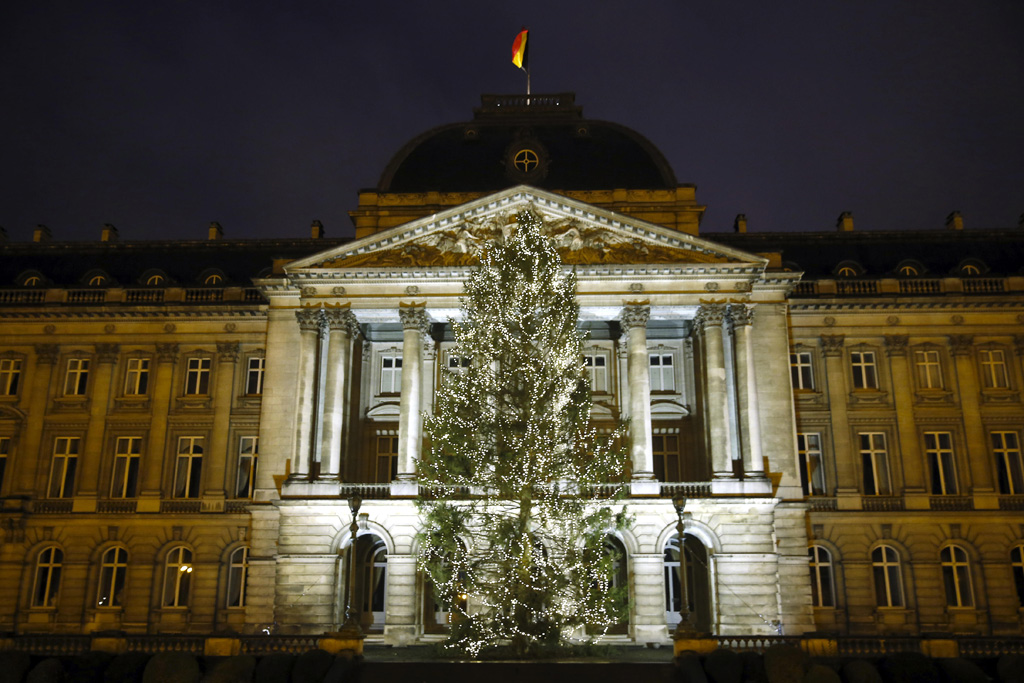Weihnachtsbaum vor dem Königspalast im Jahr 2018 (Bild: Nicolas Maeterlinck/Belga)