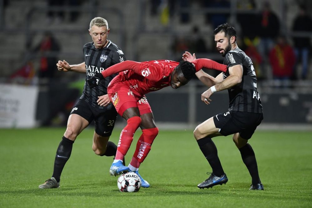 Eupen's Gary Magnee and Eupen's Adalberto Penaranda fight for the ball during a soccer match between KAS Eupen and KV Oostende, Sunday 08 December 2019 in Eupen, on day 18 of the 'Jupiler Pro League' Belgian soccer championship season 2019-2020. BELGA PHOTO JOHN THYS