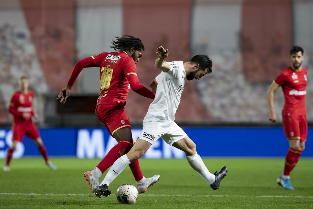 Antwerp's Dieumerci Mbokani Bezua and Eupen's Jordi Amat fight for the ball during a soccer match between Royal Antwerp FC and KAS Eupen, Saturday 14 December 2019 in Antwerp, on day 19 of the 'Jupiler Pro League' Belgian soccer championship season 2019-2020. BELGA PHOTO KRISTOF VAN ACCOM