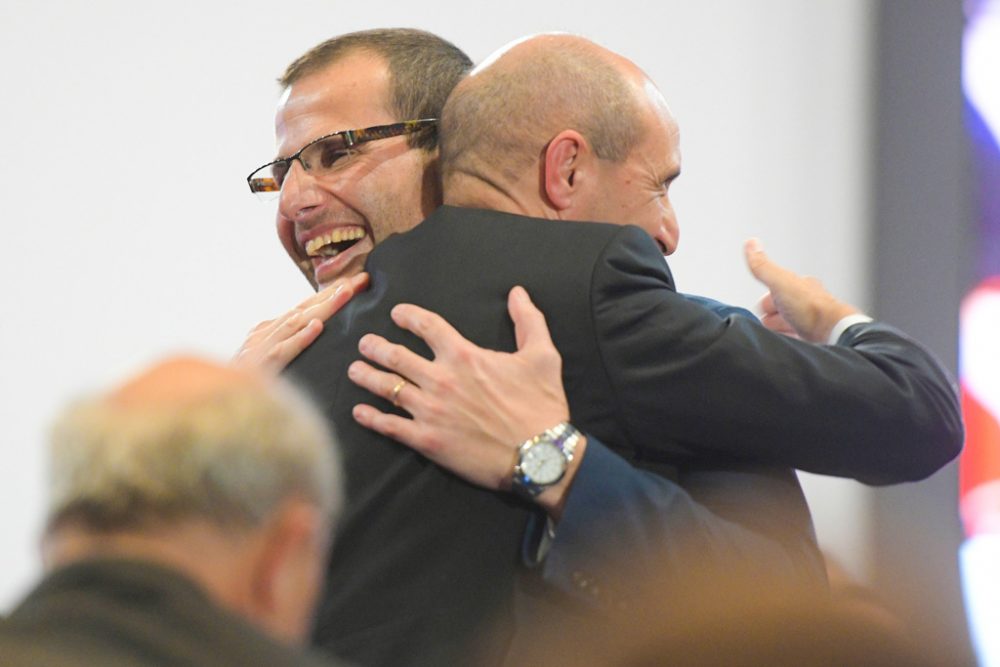 Robert Abela (l.) und Herausforderer Chris Fearne (Bild: Matthew Mirabelli/AFP)