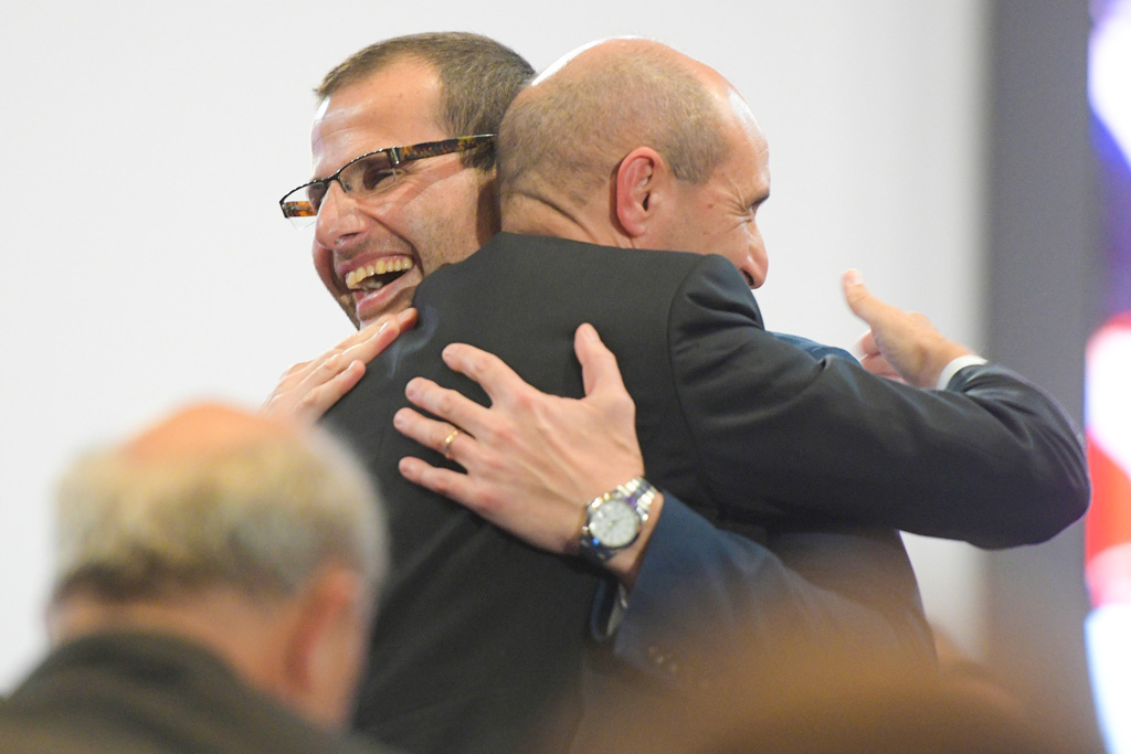 Robert Abela (l.) und Herausforderer Chris Fearne (Bild: Matthew Mirabelli/AFP)