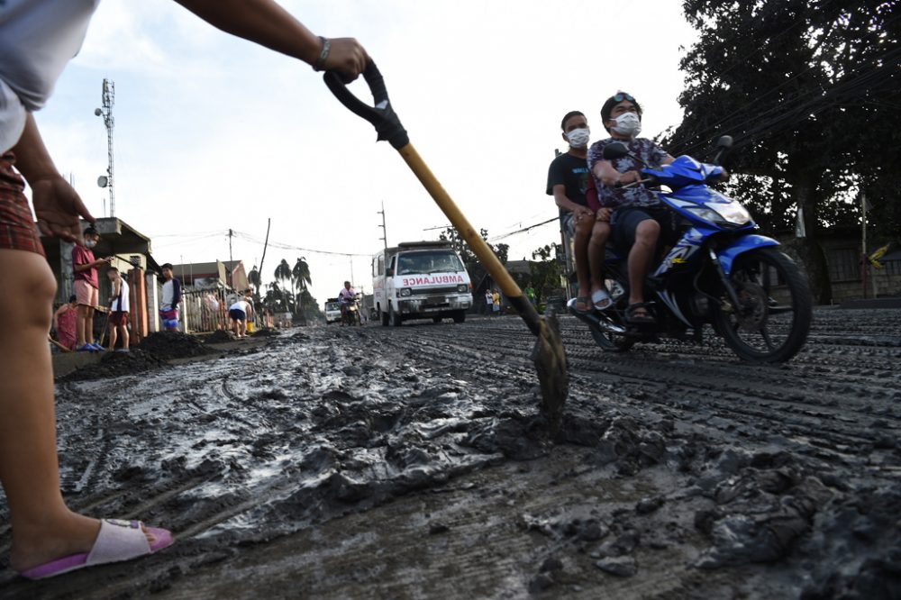 Asche und Schlamm in der Stadt Tanauan, in der Nähe des Vulkans Taal auf den Philippinen (Bild: Ted Aljibe/AFP)