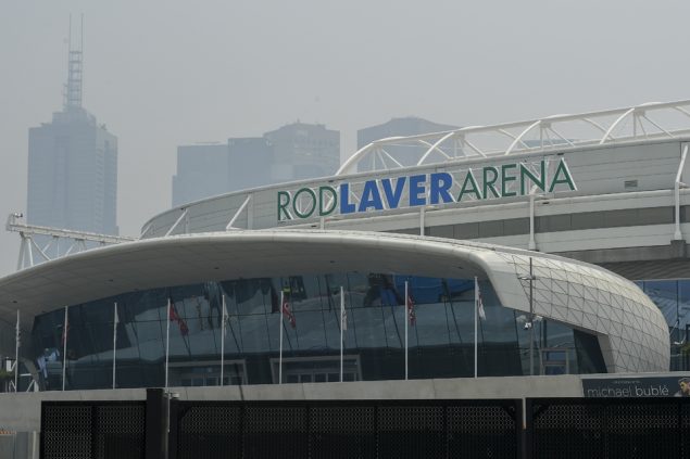 Rauch über der Rod-Laver-Arena in Melbourne (Bild: William West/AFP)