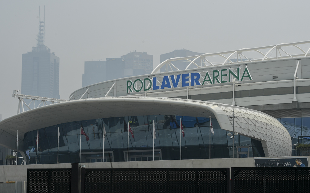 Rauch über der Rod-Laver-Arena in Melbourne (Bild: William West/AFP)