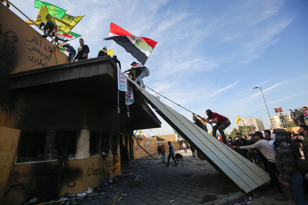 Sturm auf die US-Botschaft in Bagdad am 1. Januar (Bild: Ahmad Al-Rubaye/AFP)