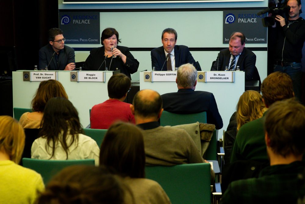 Prof Dr. Steven Van Gucht, Gesundheitsministerin Maggie De Block, Minister Philippe Goffin und Dr. Koen Bronselaer bei der Pressekonferenz (Bild: Nicolas Maeterlinck/Belga)