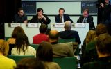 Prof Dr. Steven Van Gucht, Gesundheitsministerin Maggie De Block, Minister Philippe Goffin und Dr. Koen Bronselaer bei der Pressekonferenz (Bild: Nicolas Maeterlinck/Belga)