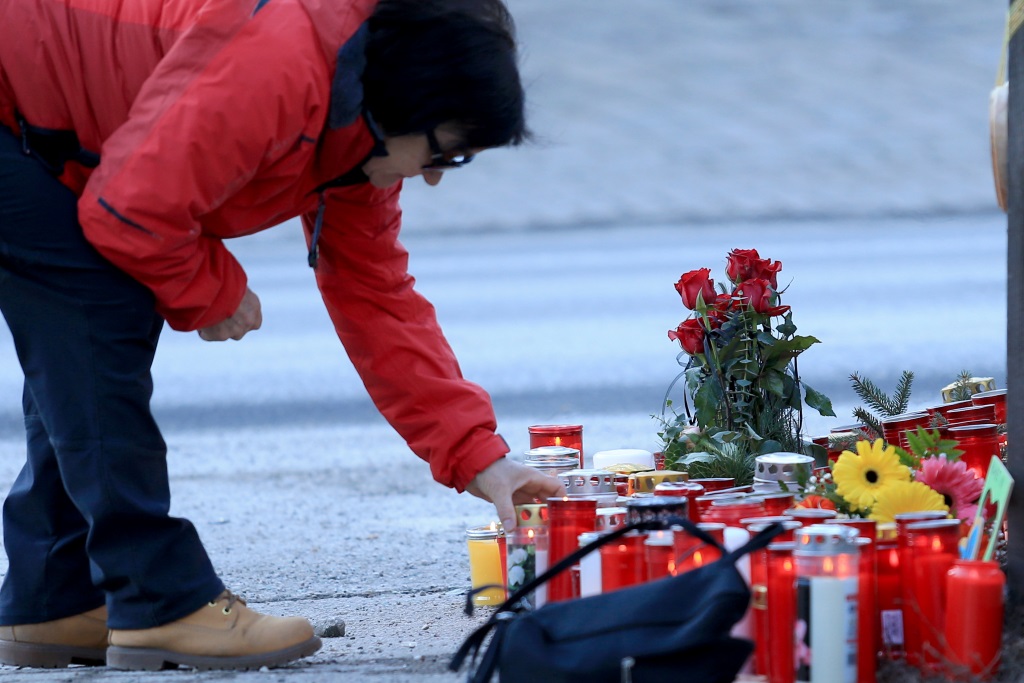 Blumen für die Opfer am Tatort in Luttach (Bild: Pierre Teyssot/AFP)