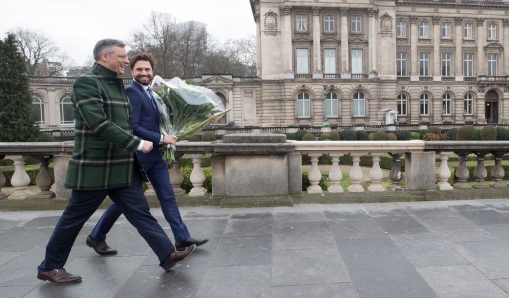 Joachim Coens und Georges-Louis Bouchez mit Blumen für Königin Mathilde (Bild: Benoit Doppagne/Belga)