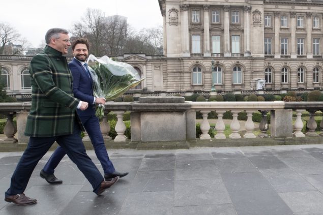 Joachim Coens und Georges-Louis Bouchez mit Blumen für Königin Mathilde (Bild: Benoit Doppagne/Belga)