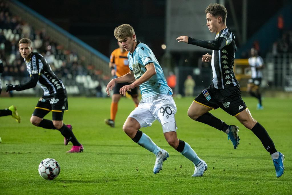 Charles De Ketelaere (FC Brügge) und Maxime Busi (Charleroi) kämpfen um den Ball (Bild: Kurt Desplenter/Belga)