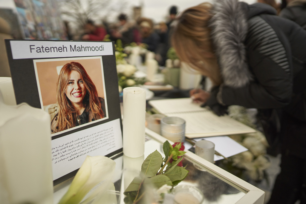 Blumen und Kondolenzbücher für die Opfer des Flugzeugabsturzes in Toronto (Bild: Geoff Robins/AFP)