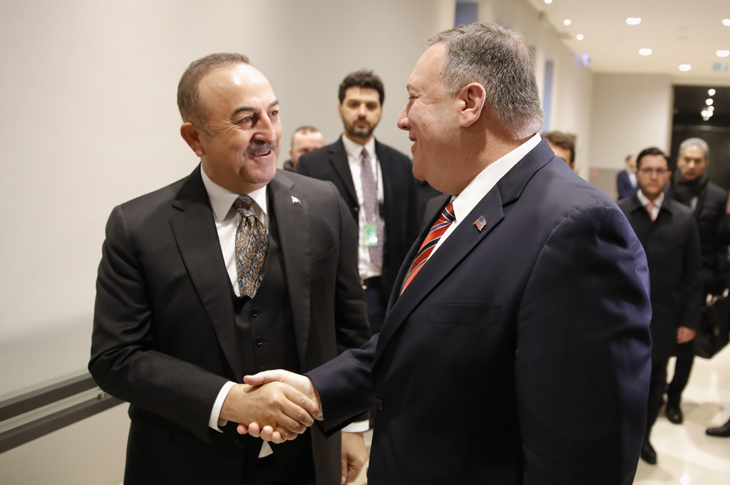 Der türkische Außenminister Mevlut Cavusoglu mit seinem Amtskollegen Mike Pompeo aus den USA in Berlin (Bild: Odd Andersen/AFP)