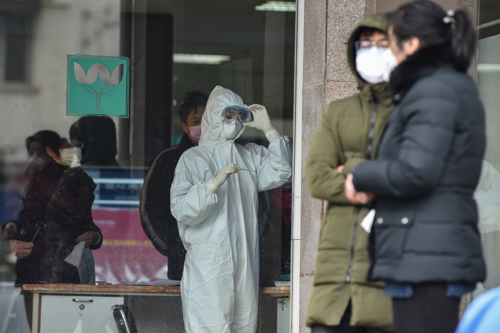 Corona-Virus in China: Krankenschwester in Schutzanzug (Bild: Hector Retamal/AFP)