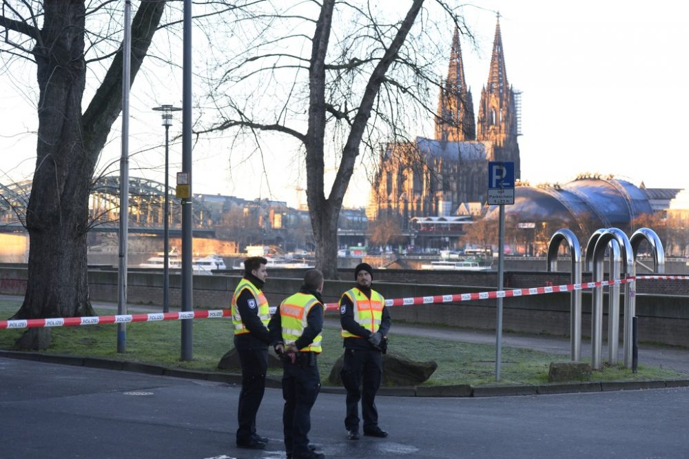 Wegen der Bombenentschärfung wurde der Bereich nahe der Hohenzollern-Brücke zeitweise abgesperrt (Bild: Roberto Pfeil/AFP)