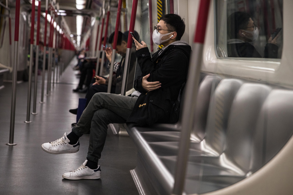 Mann mit Maske in U-Bahn in Hongkong (Illustrationsbild: Dale De La Rey/AFP)