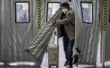 Sicherheitsvorkehrungen gegen das Coronavirus am Westbahnhof von Peking (Bild: Nicolas Asfouri/AFP)