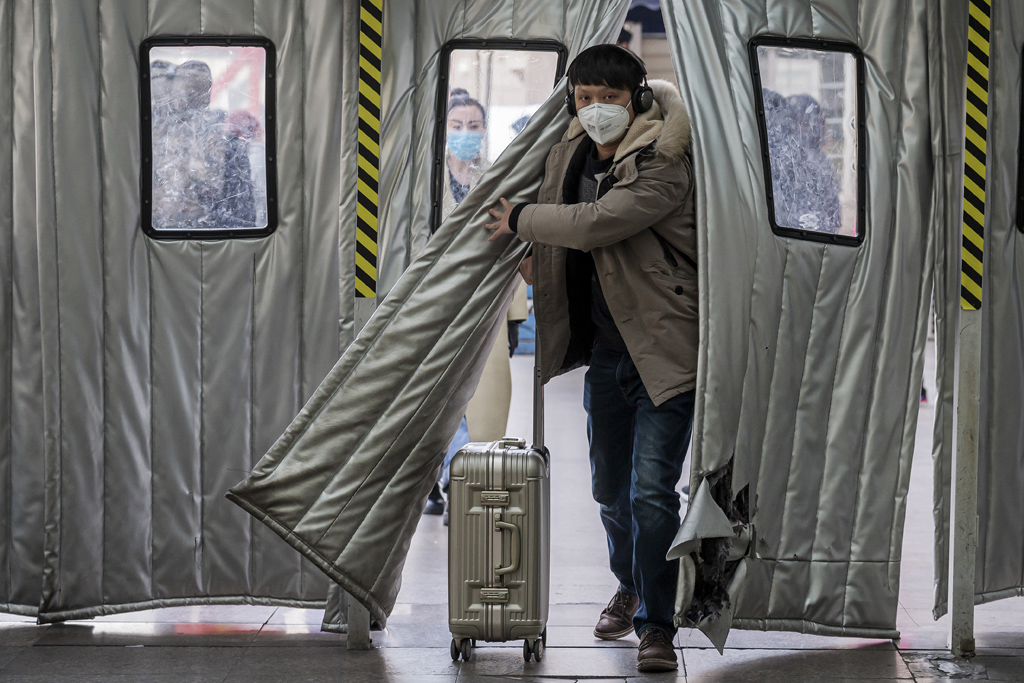 Sicherheitsvorkehrungen gegen das Coronavirus am Westbahnhof von Peking (Bild: Nicolas Asfouri/AFP)