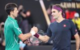 Novak Djokovic und Roger Federer nach ihrer Halbfinal-Begegnung bei den Australian Open (Bild: David Gray/AFP)