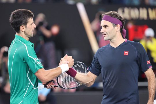 Novak Djokovic und Roger Federer nach ihrer Halbfinal-Begegnung bei den Australian Open (Bild: David Gray/AFP)