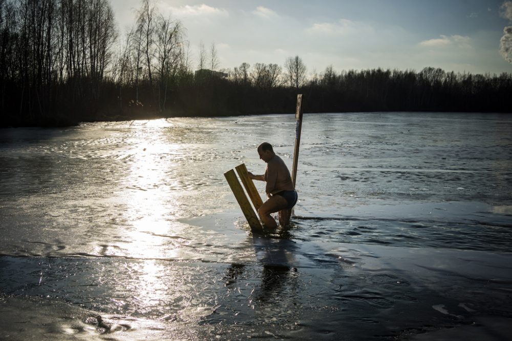 Mann beim Eisbaden in Svyatoye, in der Nähe von Moskau (Bild: Dimitar Dilkoff/AFP)