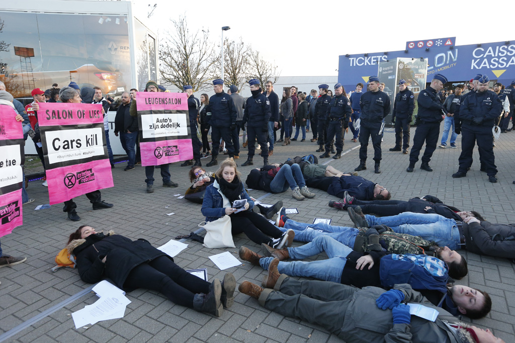 Protestaktion von "Extinction Rebellion" auf dem Brüsseler Autosalon (Bild: Nicolas Maeterlinck/Belga)