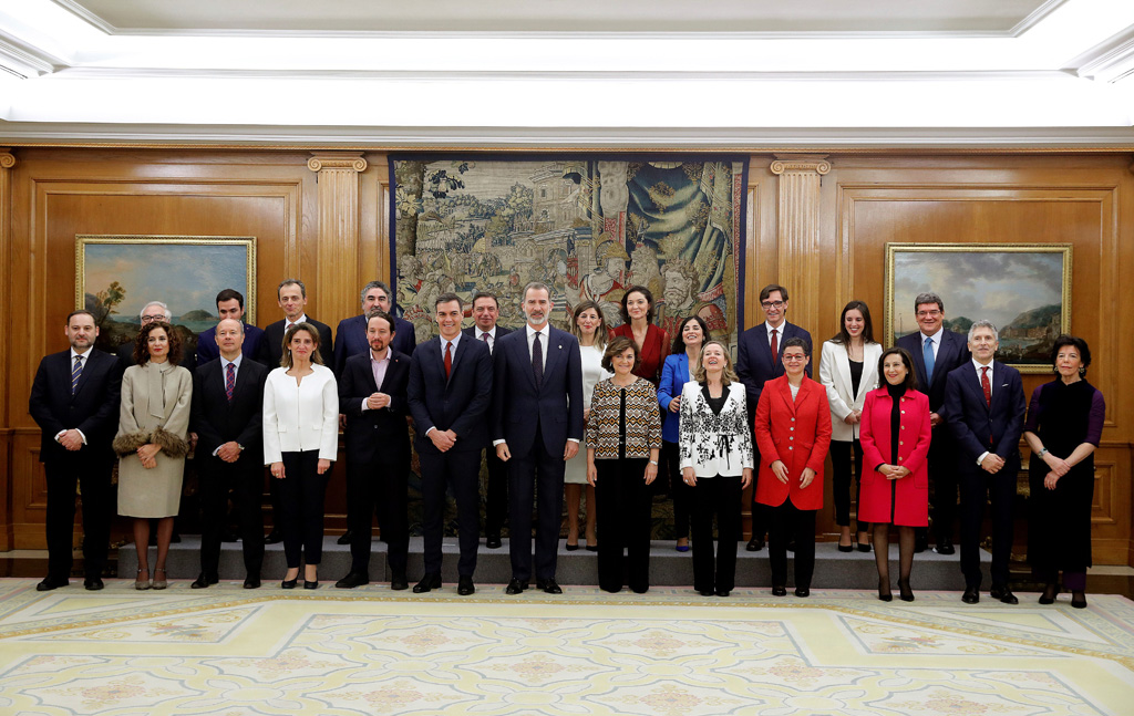 König Felipe und die neue spanische Regierungsmannschaft (Bild: Emilio Naranjo/AFP)