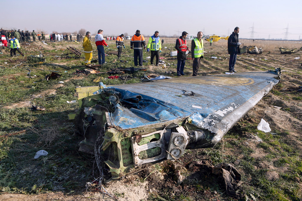 Flugzeugabsturz im Iran (Bild: Akbar Tavakoli/IRNA/AFP)