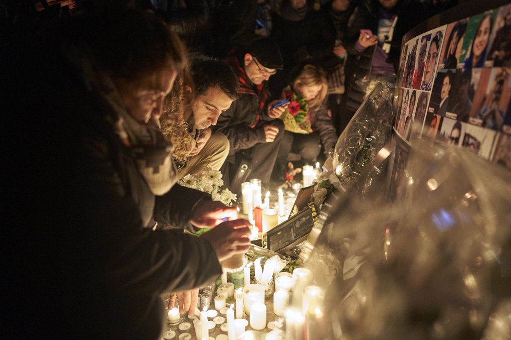 Trauer in Toronto um die Opfer des Flugzeugabsturzes (Bild: Geoff Robins/AFP)