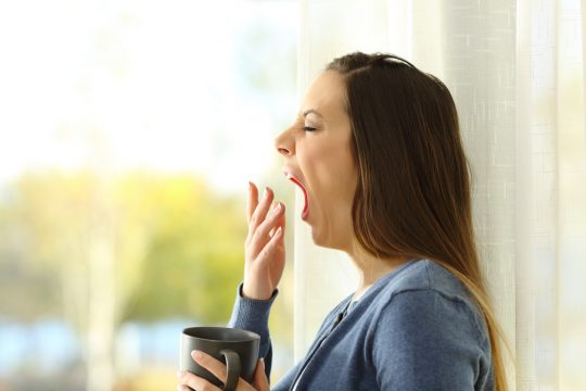 Morgenmuffel mit Kaffeetasse (Bild: © Bildagentur PantherMedia / Antonio Guillen Fernández)