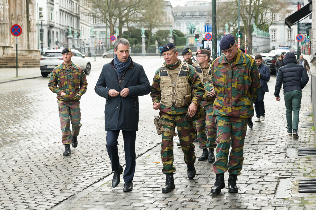 Außen- und Verteidigungsminister Philippe Goffin bei einem Rundgang mit belgischen Soldaten in Brüssel im Dezember (Bild: James Arthur Gekiere/Belga)