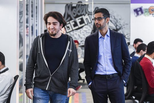 Ibrahim Ouassari (l.) und Sundar Pichai (Bild: Laurie Dieffembacq/BELGA)