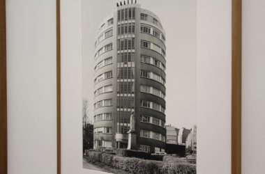 "Brüssel und Tel Aviv": Irmel Kamp und die Vergänglichkeit der Architektur im Ikob (Bild: Chantal Delhez/BRF)