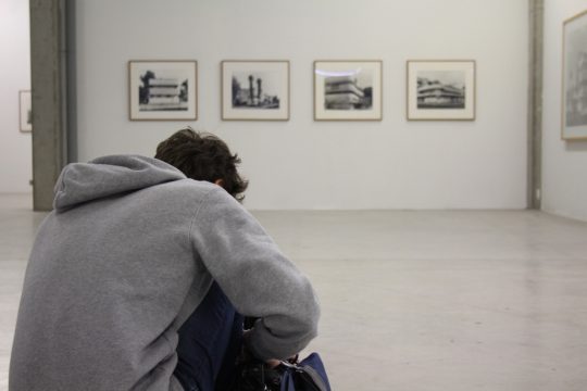 "Brüssel und Tel Aviv": Irmel Kamp und die Vergänglichkeit der Architektur im Ikob (Bild: Chantal Delhez/BRF)