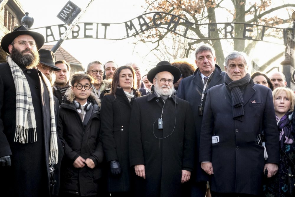 Jan Jambon (3.v.r.) bei seinem Besuch im KZ Auschwitz-Birkenau (Bild: Dirk Waem/Belga)